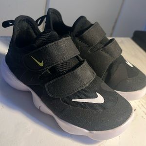 Toddler Nike Free runs black and white size 9c